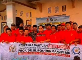 Rokhmin Dahuri Salurkan Bantuan 9 Unit Mesin Kapal 30 PK Ke Nelayan Gebang Mekar 