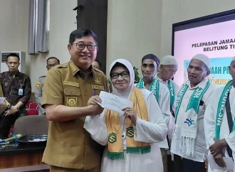 Kamarudin Muten Berangkatkan Umrah Gratis Pensiunan Guru