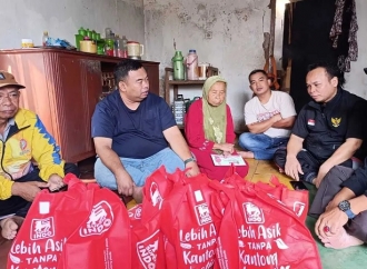 Yudha Puja Turnawan Kunjungi & Bawa Bantuan Bagi Emak Titi, Lansia Sebatang Kara di Desa Ciela