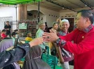 Sambil Bagikan Bingkisan Natal, Lasarus Sosialisasi 4 Pilar MPR RI di 7 Titik di Kota Sintang 
