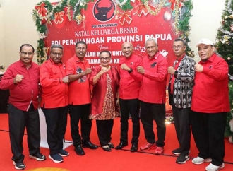 Natal PDI Perjuangan Papua, Komarudin Watubun Ajak Kader Jadi Terang & Kekuatan Bagi Rakyat Kecil