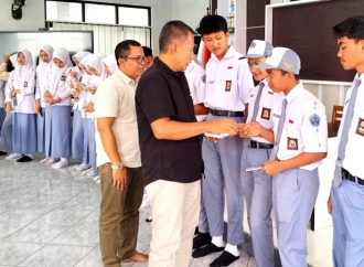 Wakil Ketua DPRD Jepara Salurkan Beasiswa PIP untuk Siswa SMK Al Husain Keling