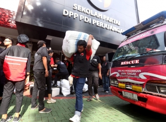 Hasto Kristiyanto Lepas 30 Ambulans PDI Perjuangan ke Sumatera