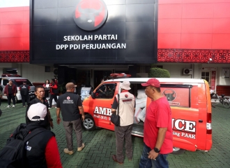 Gotong Royong Kader PDI Perjuangan Kawal Ambulans ke Sumatera