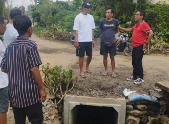 Atasi Banjir Musiman, Dewa Pastika Desak Perbaikan Drainase di Depan Kantor Desa Manukaya