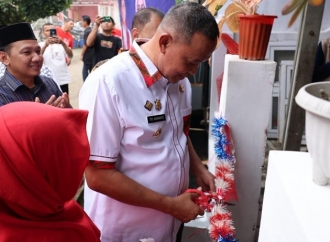 Wali Kota Bekasi Resmikan Renovasi Rumah Tidak Layak Huni di Kelurahan Cimuning