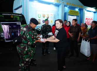 DPC PDI Perjuangan Palembang Bagikan Ribuan Paket Makanan di Momentum Nataru