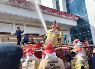 Aksi Bupati Nunukan Jajal Tekanan Air Mobil Damkar