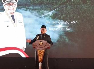 Bupati Rijanto Serahkan Ribuan Sertifikat PPTPKH, Target Rampung Akhir 2025