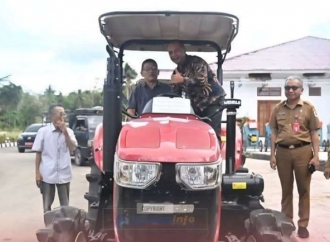 Bupati Nias Serahkan Alsintan Kepada Kelompok Tani