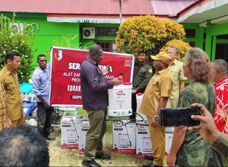 Edoardus Kaize Salurkan Bantuan Alsintan Untuk Perkuat Pertanian Orang Asli Papua