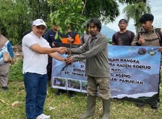 Sugiyanto Pimpin Gerakan Tanam Pohon di Kecamatan Prigen