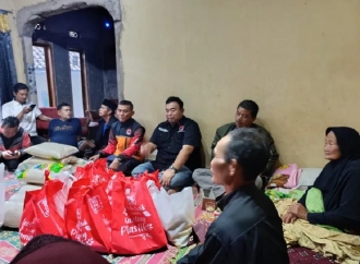 Yudha Puja Turnawan Kunjungi Langsung Emak Ilah, Korban Kebakaran Rumah di Kampung Cibogo