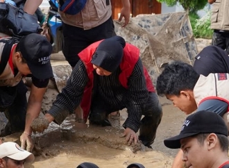 “Apa yang Masih Kurang?”: Di Tengah Hujan dan Lumpur, Risma Menjadi ‘Obat’ bagi Korban Banjir Sumbar