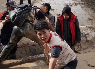 Ketika Lumpur Belum Kering: Risma Turun ke Selokan Bersama Warga Agam