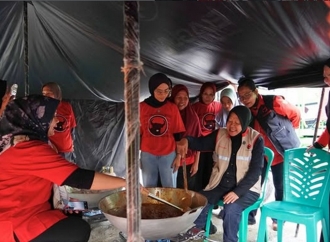 Dari Dapur Umum hingga Sungai yang Meluap: Risma Masak Rendang untuk Korban Bencana Agam