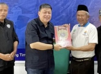 Alex Indra Lukman Salurkan Bantuan Mushaf Al-Qur’an Cetak Kepada Warga Terdampak Bencana di Sumbar