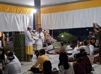 I Nyoman Serahkan Bantuan untuk Pura Jagat Kerana Mertasari
