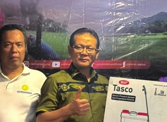 Rokhmin Dahuri Salurkan Bantuan Mesin Pompa Untuk Poktan Desa Wilulang, Cirebon