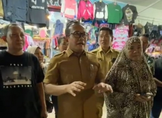 Bupati Sujiwo Siapkan Bahan Material Bantu Pedagang Tata Kembali Pelataran PKL Desa Kapur