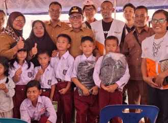 Masinton Barikan Bantuan di Sekolah Darurat di Posko Pengungsian Kebun Pisang