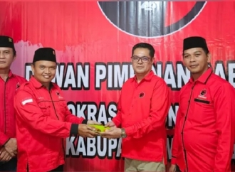 Kembali, Agus Ambo Djiwa Salurkan Bantuan Bibit Padi Unggul Ke Poktan di Mamasa