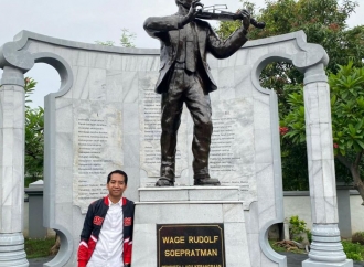 Tiga Stanza, Satu Keberpihakan