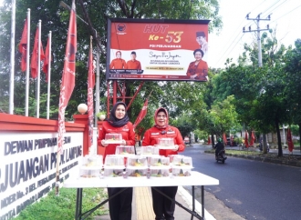 Banteng Lampung Bagikan Puluhan Tumpeng sebagai Wujud Kebersamaan dengan Rakyat