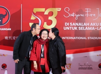 Simbol Soliditas: Prananda dan Puan Kompak Cium Pipi Megawati di Rakernas
