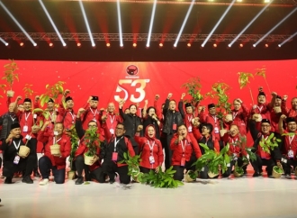 Tutup Rakernas I, Prananda dan Puan Bagikan Tas Siaga Bencana ke 38 Ketua DPD PDIP