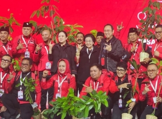 Winarti Terima Bibit Pohon dan Tas Siaga Bencana di Penutupan Rakernas