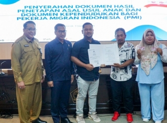 Bupati Gresik Serahkan Dokumen Asal Usul Anak dan Adminduk Pekerja Migran