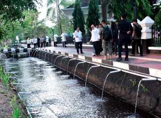 Sujiwo Transformasi Parit Depan Kantor Bupati Kubu Raya Jadi Kolam Ikan