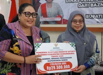 Bupati Gunungkidul Endah Subekti Serahkan Bantuan Insentif Bagi 1.504 GTT-PTT