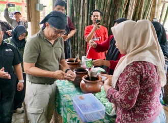 Rocky Gerung–Risma Tinjau Taman Harmoni Surabaya, Sapa Warga hingga Cicip Dawet dan Es Puter di Sor Pring