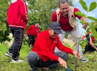 Abrari dan Indriani Yulia Mariska Ikut Aksi Tanam Pohon DPC PDI Perjuangan Sumenep di Bukit Perjuangan