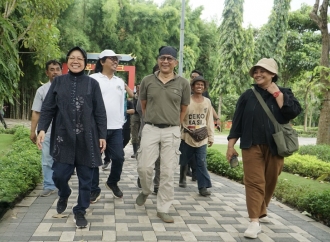 Rocky Gerung–Risma Kunjungi Bekas TPA yang Disulap Jadi Taman Harmoni Surabaya