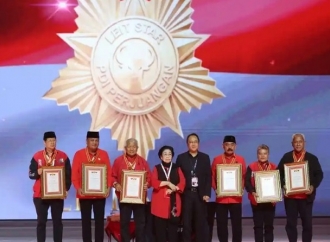 Rachmat Hidayat Bersama Lima Kader Setia PDI Perjuangan Raih Medali Leit Star