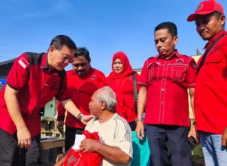 Hasyim Pimpin PDI Perjuangan Salurkan Bantuan ke Korban Kebakaran di Medan Labuhan
