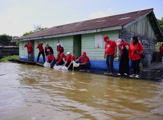 PDI Perjuangan Sintang Tebar Bibit Ikan Dalam Rangkaian HUT Ke-79 Megawati