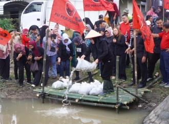 Banteng Provinsi Lampung Tebar 10 Ribu Benih Ikan di Sungai Way Pisang