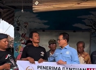 Rokhmin Dahuri Serahkan Bantuan dari KKP Jaring Tangkap Kepada Para Nelayan di Cirebon