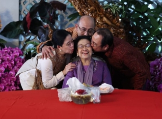Megawati Dicium Hangat Ketiga Anaknya di Perayaan HUT Ke-79