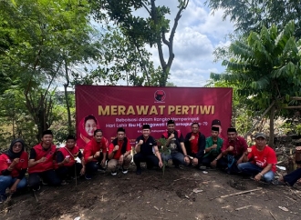 Mufti Anam Hadiri Tanam Pohon, Istighosah, Doa Bersama, Penyerahan Bansos di Kec. Krejengan
