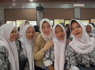 Sarifah Ainun Jariyah Serahkan Beasiswa di SMAN I Jawilan: Jangan Untuk Beli Lipstik atau Bakso