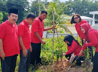 Peringati HUT Megawati Soekarnoputri, Banteng Kabupaten Mesuji Gelar Aksi Tanam Pohon dan Potong Tumpeng