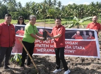 Merawat Pertiwi, Joune Ganda Bersama DPC PDI Perjuangan Minut Memilih Tanam Puluhan Bibit Pohon