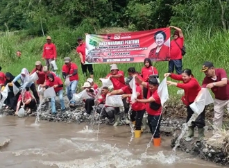 Vita Ervina Tebar Benih Ikan dan Bersih-bersih Sungai