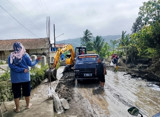 DPC PDI Perjuangan Brebes Turunkan Alat Berat Bersihkan Matrial Paska Banjir di Desa Adisana