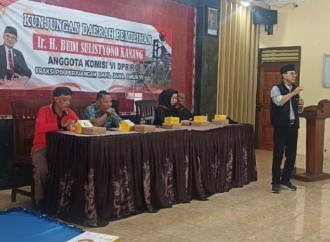Budi Sulistyono Serap Aspirasi dan Serahkan Alat Petik Padi Ke Gapoktan Gati Tani Desa Bangunasri
